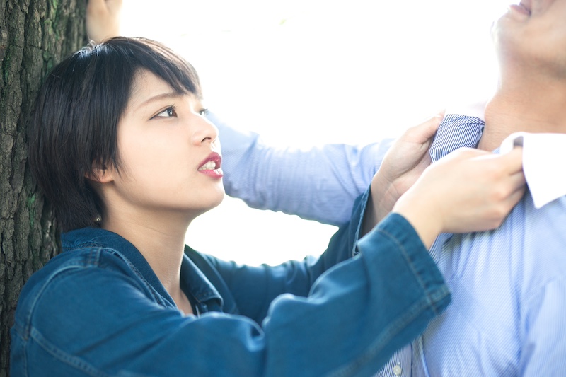 胸ぐらを掴む女性の画像