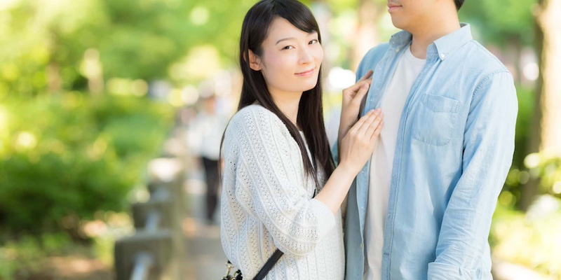 男性の胸に手を添える女性の画像