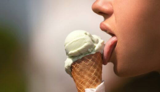 アイスを舐める女性の画像