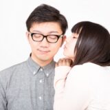 男性にキスする女性の画像