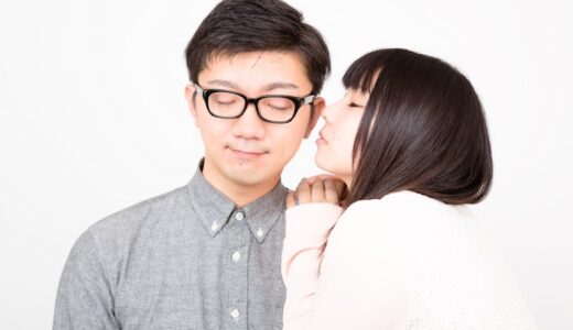 男性にキスする女性の画像